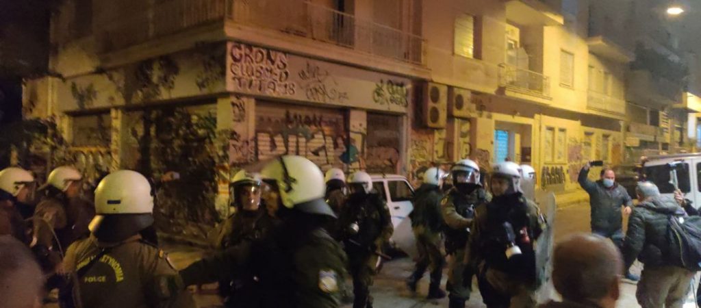 Α.Γρηγορόπουλος: Ένταση στα Εξάρχεια μετά το πέρας της πορείας – Πετροπόλεμος & φωτιές σε κάδους