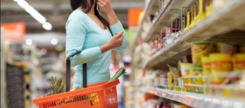 Άλλαξαν αγοραστικές συνήθειες οι καταναλωτές – Δεν κάνουν πια περιττές αγορές