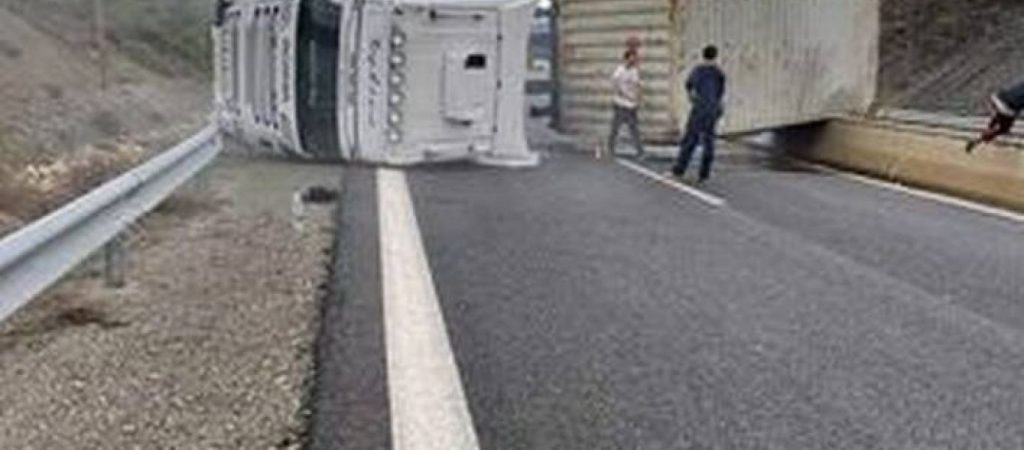 Τροχαίο ατύχημα στην εθνική οδό Τρίπολης – Καλαμάτας: «Δίπλωσε» νταλίκα