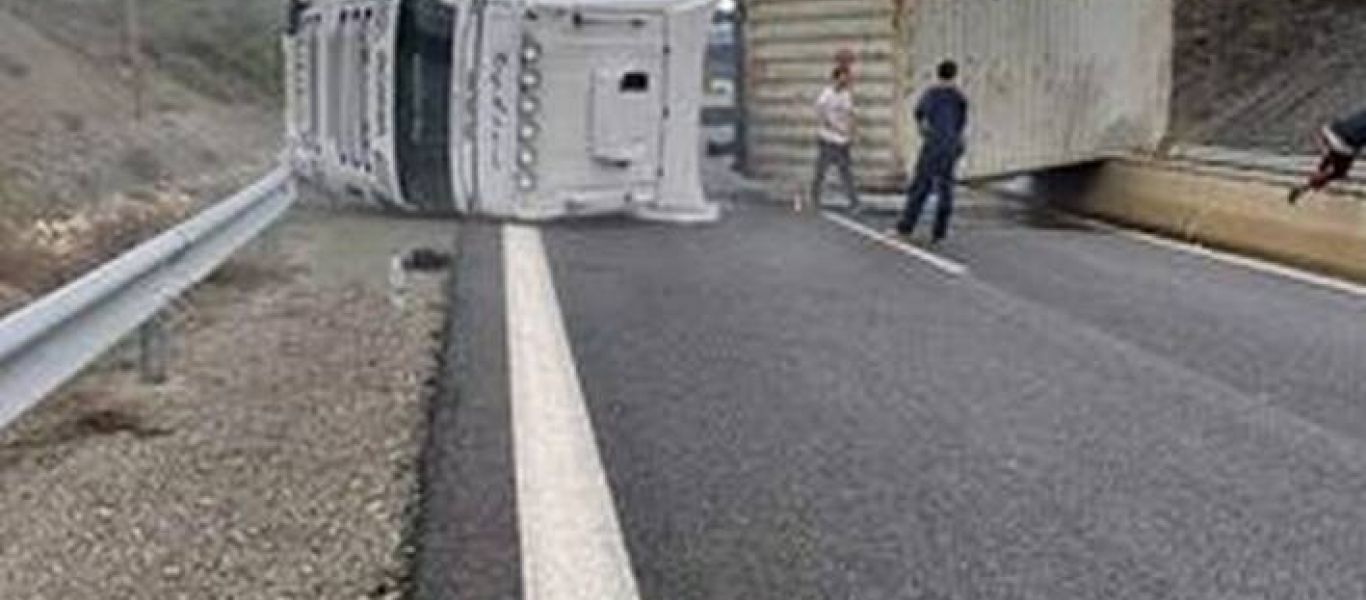 Τροχαίο ατύχημα στην εθνική οδό Τρίπολης – Καλαμάτας: «Δίπλωσε» νταλίκα