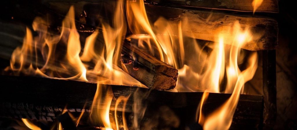 Προσοχή: Αυτά είναι τα ξύλα που δεν πρέπει να καίτε στο τζάκι