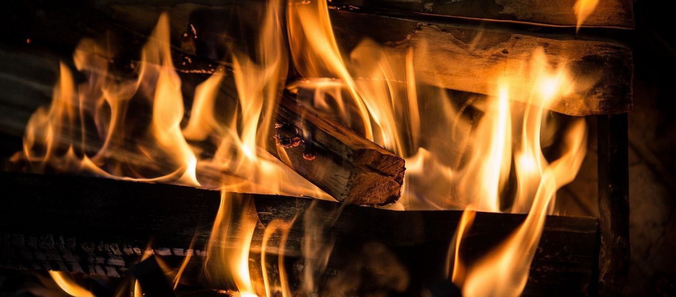 Προσοχή: Αυτά είναι τα ξύλα που δεν πρέπει να καίτε στο τζάκι