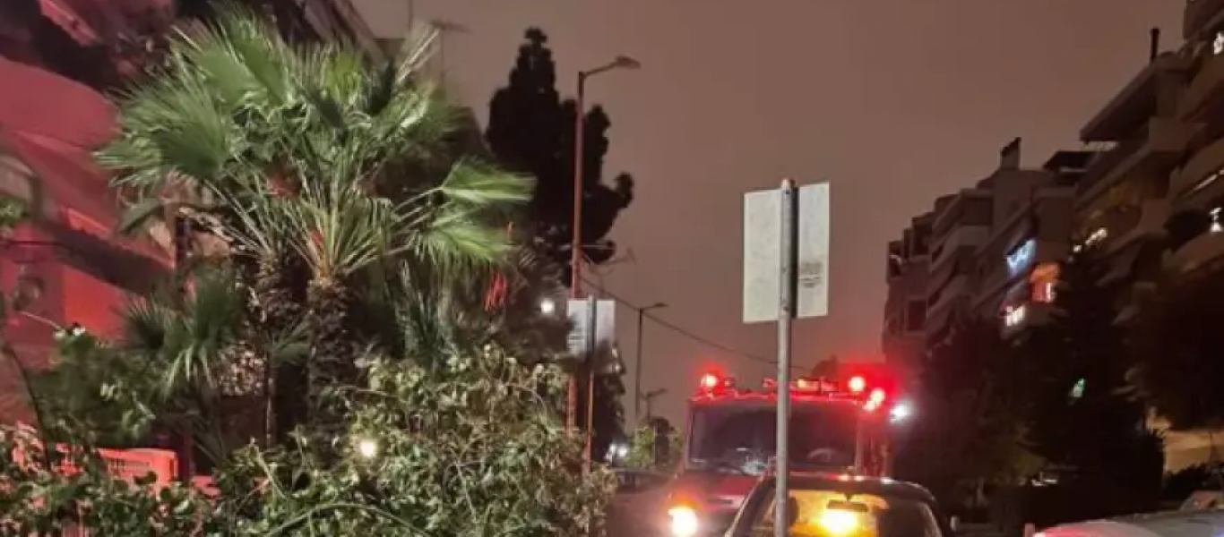 Προβλήματα από την ισχυρή καταιγίδα σε Αττική και Θεσσαλονίκη – Ζημιές σε οχήματα από πτώση δέντρων (βίντεο)