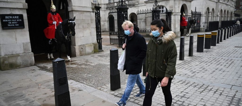 Εξαπλώνεται η μετάλλαξη Όμικρον στο Ηνωμένο Βασίλειο – Εντοπίστηκαν άλλα  101 κρούσματα