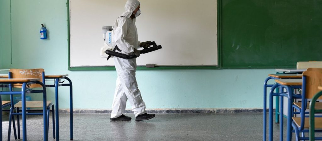 Βάζουν στην φυλακή τους γονείς που δεν στέλνουν τα παιδιά τους σχολείο λόγω μέτρων COVID