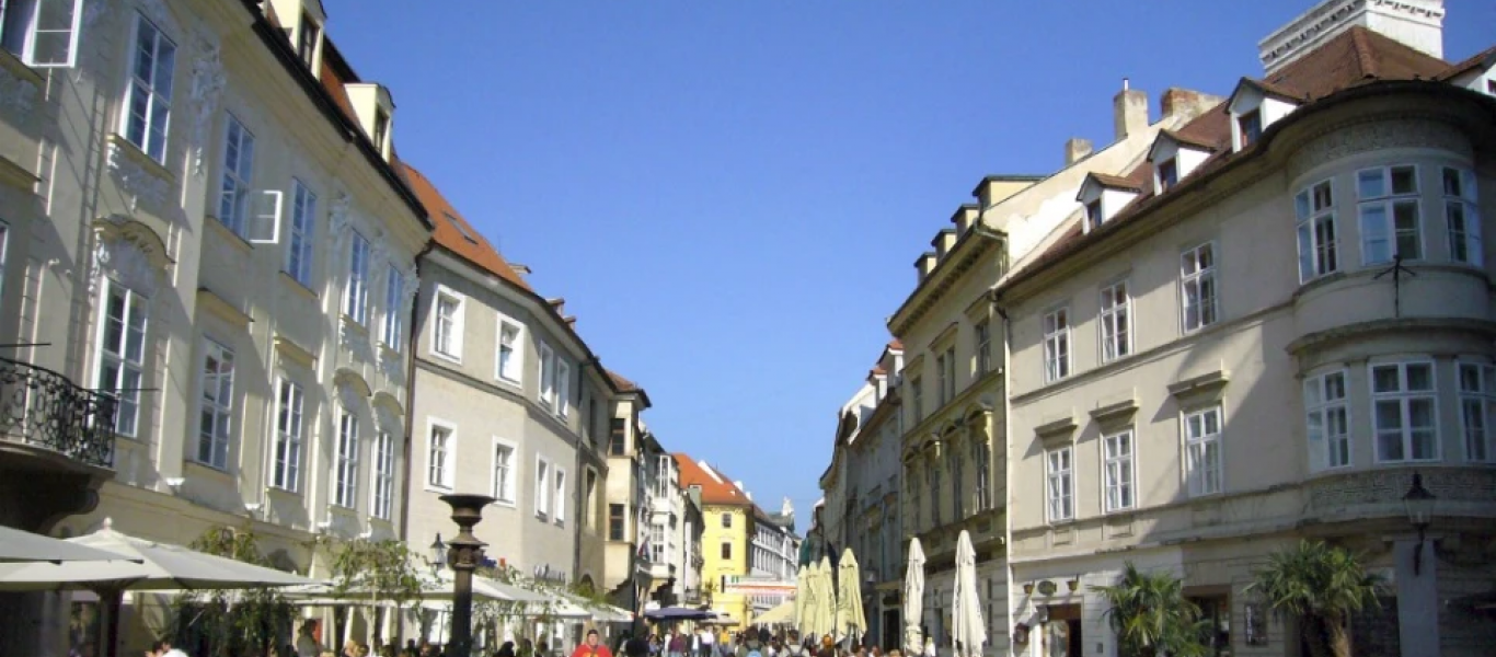 Η Σλοβακία επιλέγει διαχωρισμό και ανοίγει καταστήματα μόνο για εμβολιασμένους