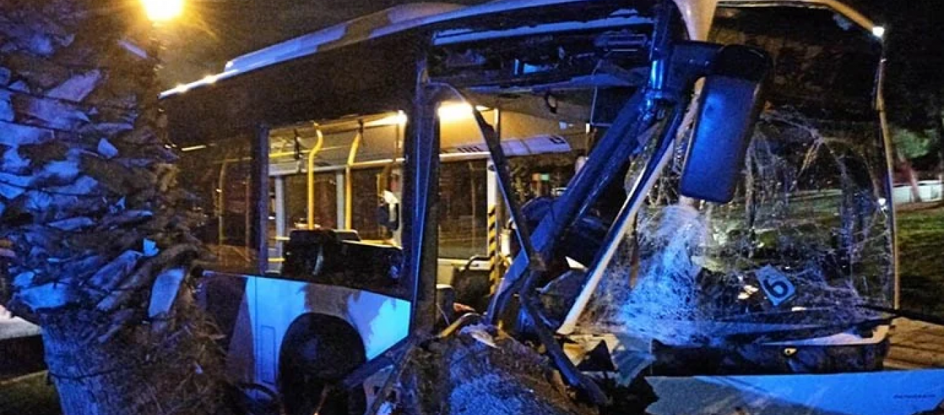 Βουλιαγμένης: Οδηγός λεωφορείου του ΟΑΣΑ έχασε τον έλεγχο & «καρφώθηκε» σε φοίνικα (φώτο)