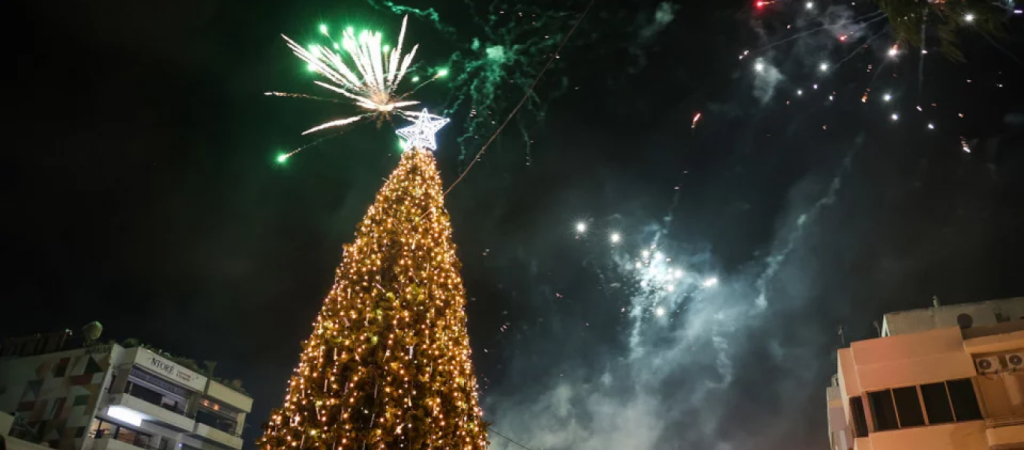 Εντυπωσιακές εικόνες στην Κρήτη: Φωταγωγήθηκε το χριστουγεννιάτικο δέντρο στο Ηράκλειο (βίντεο)