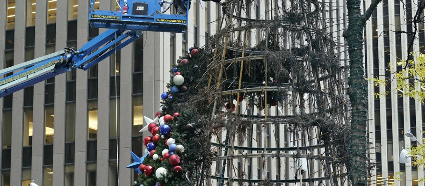 ΗΠΑ: Πυρπόλησαν το χριστουγεννιάτικο δέντρο έξω από τα γραφεία του Fox News! (βίντεο)