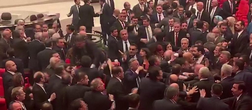 Τουρκικό κοινοβούλιο 2021: Μπουνιές, σπρωξίδι και βρισιές (βίντεο)