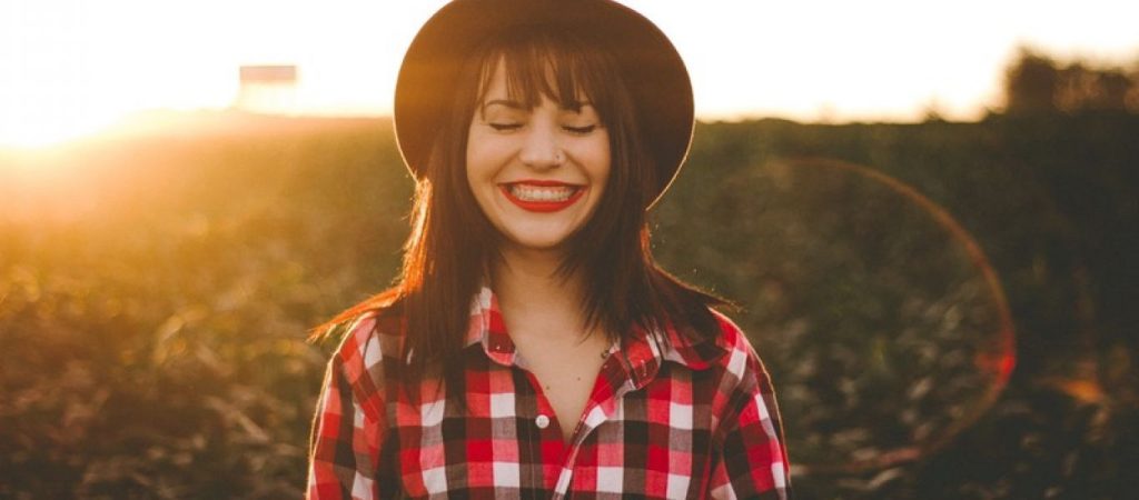 Οι 9+1 συνήθειες που πρέπει να «υιοθετήσετε» για να σας συμπαθούν όλοι