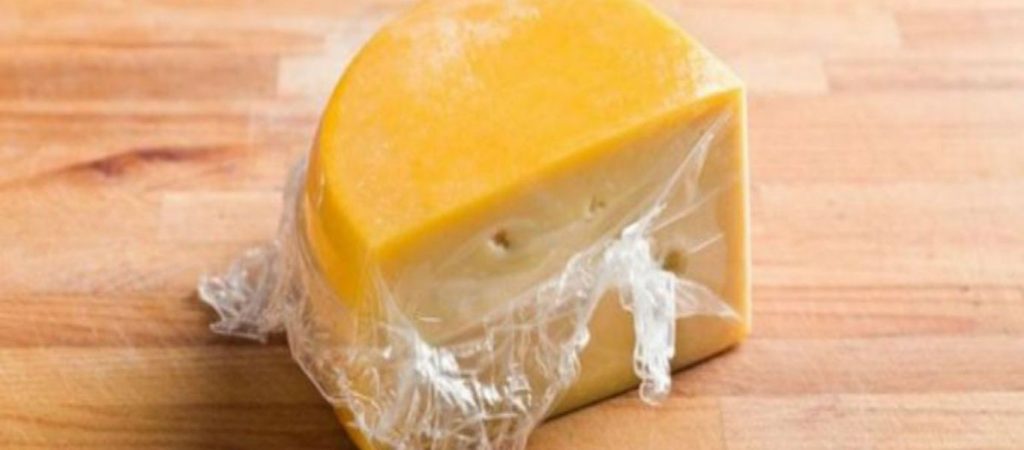 Αυτός είναι ο λόγος δεν πρέπει να τυλίγετε με μεμβράνη το τυρί