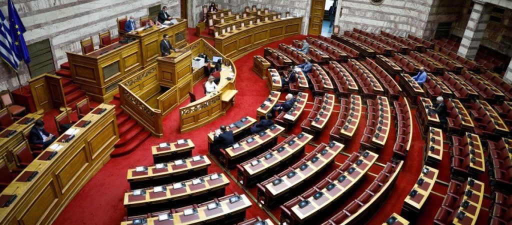 ΝΔ – ΚΙΝΑΛ: Μαζί πέρασαν την τροπολογία για φυλάκιση στους αρνητές γονείς