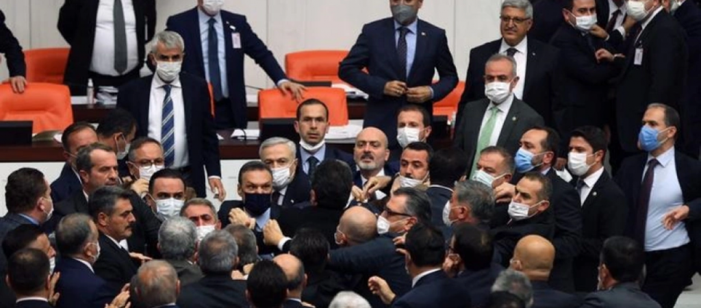 Συνεχίζονται τα επεισόδια και το ξύλο για δεύτερη ημέρα στην τουρκική Βουλή