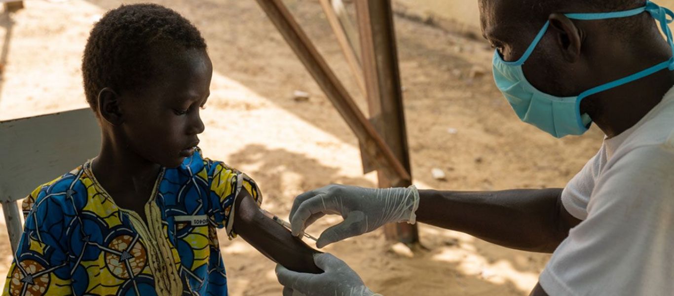 Επικεφαλής CDC Αφρικής: Ίσως χρειαστεί να γίνει υποχρεωτικός ο εμβολιασμός