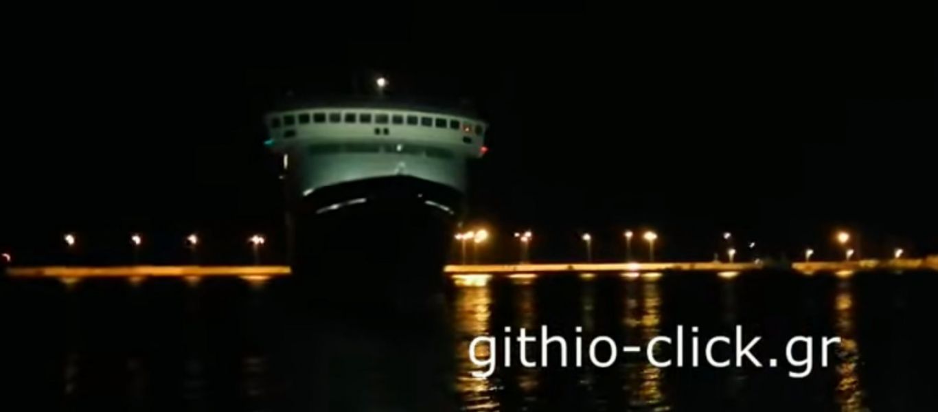 Στα αβαθή στο λιμάνι του Γυθείου «κόλλησε» το πλοίο Aqua Jewel (βίντεο)