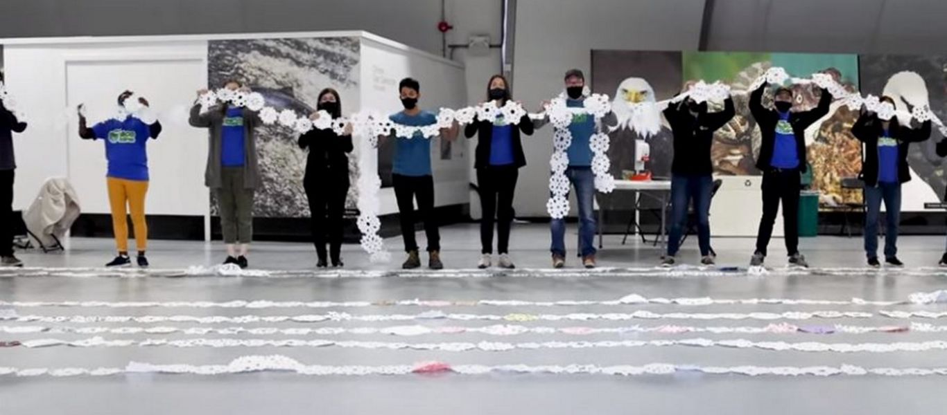 Καναδάς: Έφτιαξαν αλυσίδα με 2.190 χάρτινες χιονονιφάδες ύψους 404 μέτρων και μπήκαν στο βιβλίο Γκίνες (βίντεο)