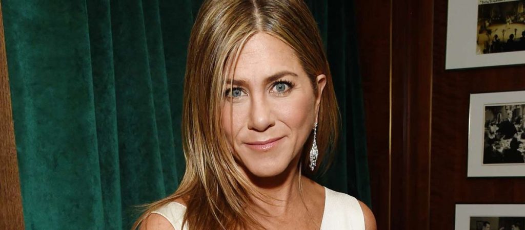 Η Τζένιφερ Άνιστον εξομολογείται: «Μεγάλωσα βλέποντας τη μαμά μου σε θέση θύματος»