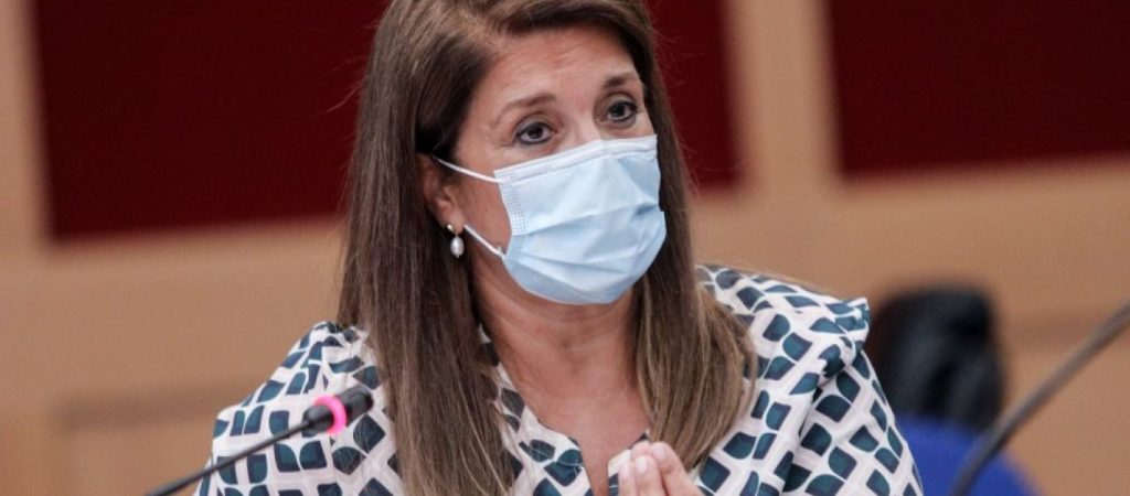 Το μυαλό τους στα εμβόλια – Β.Παπαευαγγέλου: «Σε ύφεση η πανδημία αλλά να εμβολιαστείτε με την τρίτη δόση»