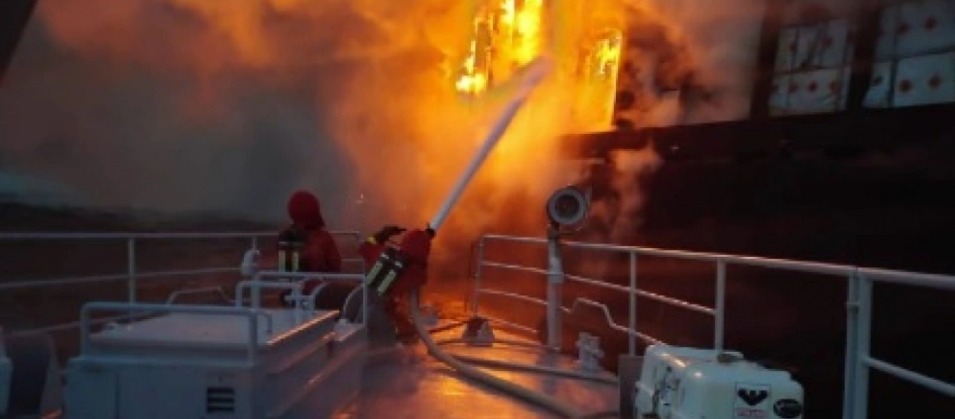 Φωτιά καίει για πέμπτη μέρα σε φορτηγό πλοίο στη Στοκχόλμη – Δίνει μάχη η πυροσβεστική (βίντεο)