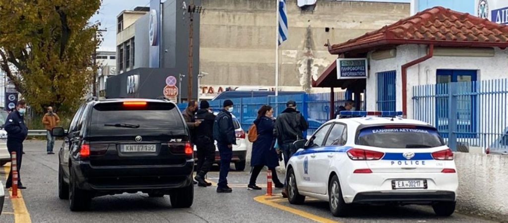 Η ομάδα «Θεματοφύλακες του Συντάγματος» συνέλαβε διευθυντή σχολείου στην Πιερία και τον οδήγησαν στο Τμήμα (upd)