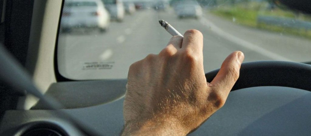 Τέλος το τσιγάρο και στο αυτοκίνητο – Πότε θα εφαρμοστεί;