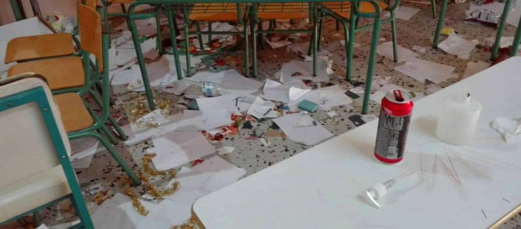 Πύργος: Απίστευτοι βανδαλισμοί σε Γυμνάσιο – Εικόνες καταστροφής μέσα από τις αίθουσες (βίντεο)