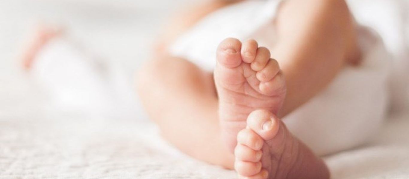 Βρέφος 5 ημερών λέει «γεια» στην μαμά της (βίντεο)