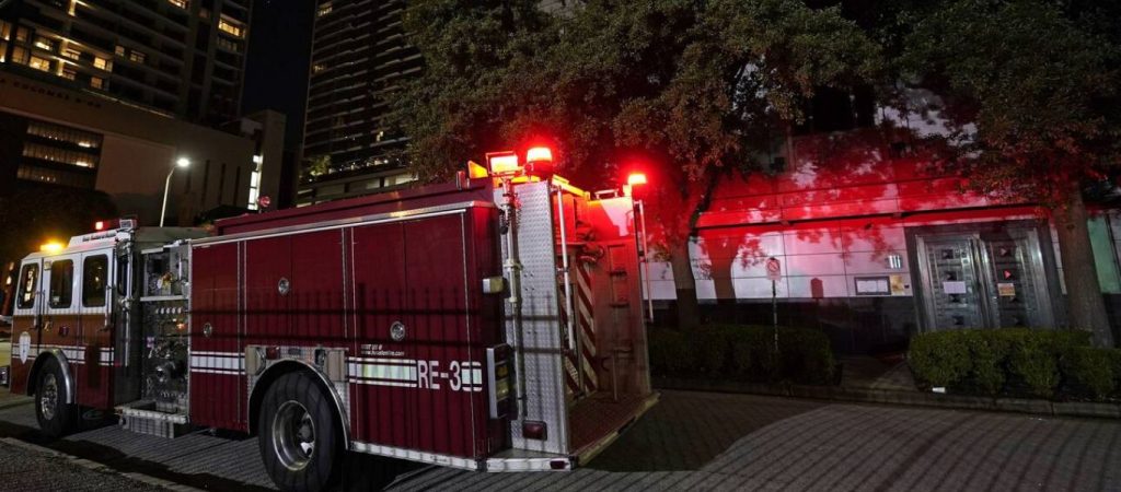Τρακαρισμένο βαν τυλίγεται στις φλόγες – Περαστικοί διασώζουν τον οδηγό (βίντεο)