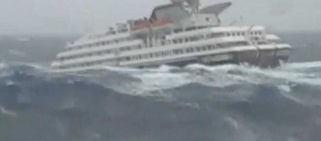 Τρόμος εν πλω: Η στιγμή που κρουαζιερόπλοιο πέφτει  σε θαλασσοταραχή νότια της Αργεντινής (βίντεο)