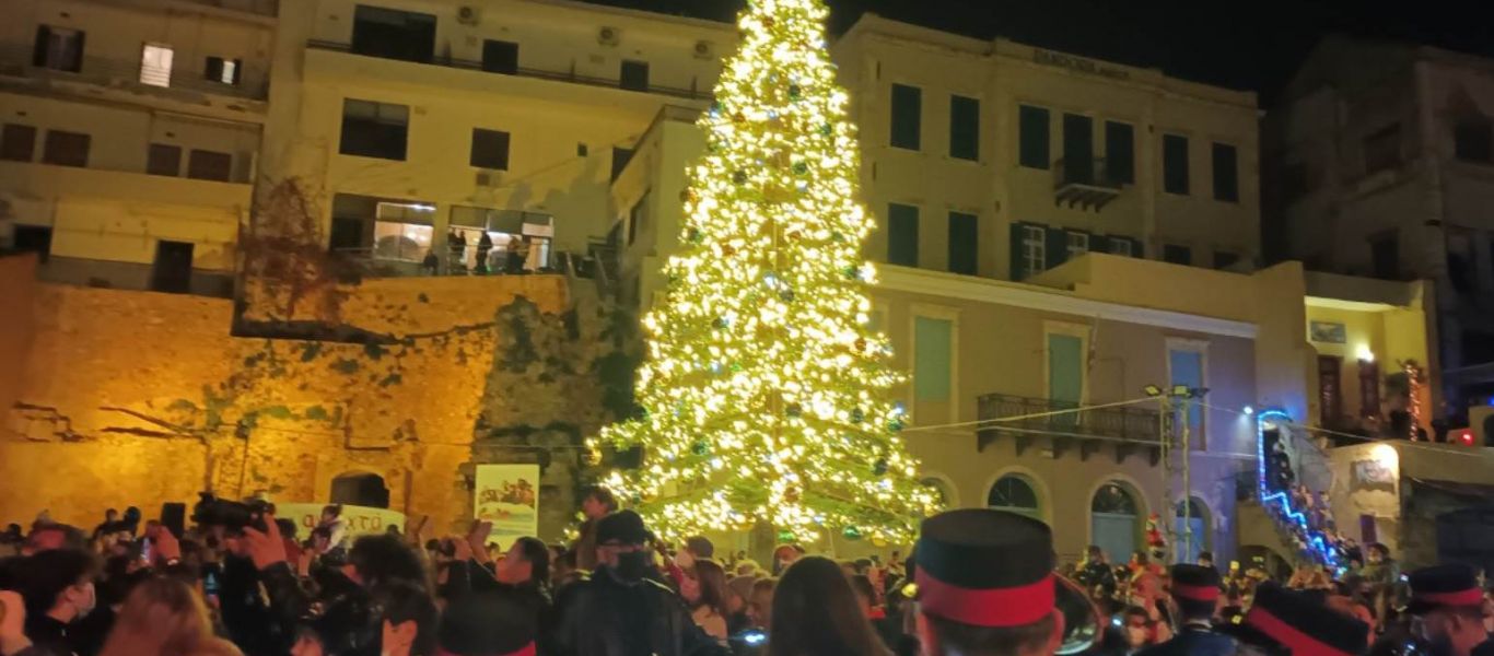 Χανιά: Φωταγωγήθηκε το Χριστουγεννιάτικο δέντρο της πόλης – Εντυπωσιακές εικόνες (βίντεο)