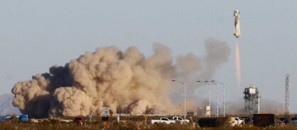 Εκτοξεύτηκε ο τρίτος πύραυλος του Τ.Μπέζος – Στο πλήρωμα η κόρη του πρώτου Αμερικάνου που έφτασε στο διάστημα (βίντεο)