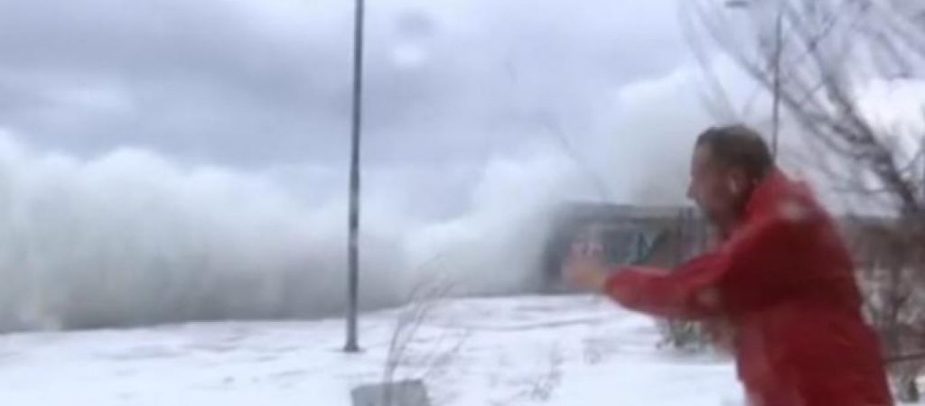 Κύματα «όρμηξαν» επάνω στον δημοσιογράφο της εκπομπής του Μάνεση (βίντεο)