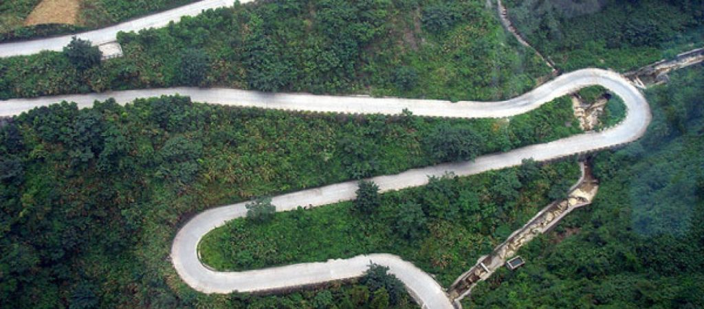 Αυτός είναι ο πιο «τρομακτικός» δρόμος στον κόσμο – Έχει 99 στροφές! (φωτο)