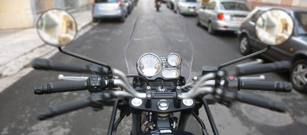 Ανεύθυνος πατέρας αφήνει το μικρό του γιο να οδηγεί  μηχανή (βίντεο)