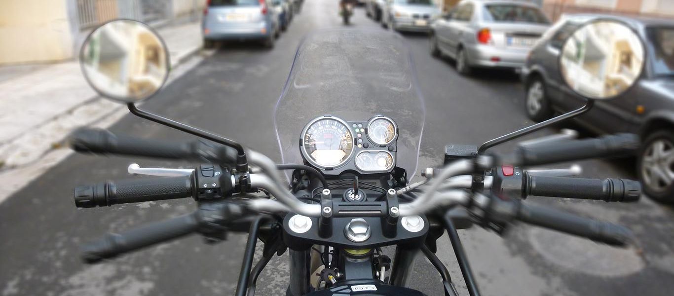 Ανεύθυνος πατέρας αφήνει το μικρό του γιο να οδηγεί μηχανή (βίντεο)