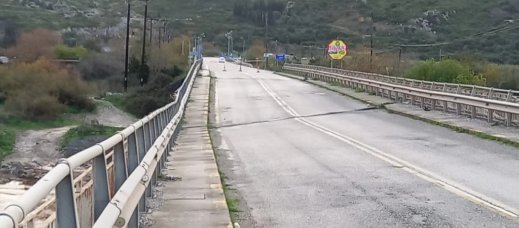 Καθίζηση στη γέφυρα του Ευήνου από την κακοκαιρία – Μέσω Ιονίας οδού η κυκλοφορία (φώτο)