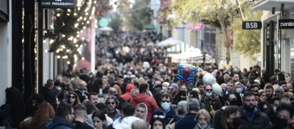 «Πλημμύρισε» από κόσμο η Ερμού – Οι καταναλωτές «ξεχύθηκαν» στους δρόμους εκμεταλλευόμενοι τον καλό καιρό (φώτο)