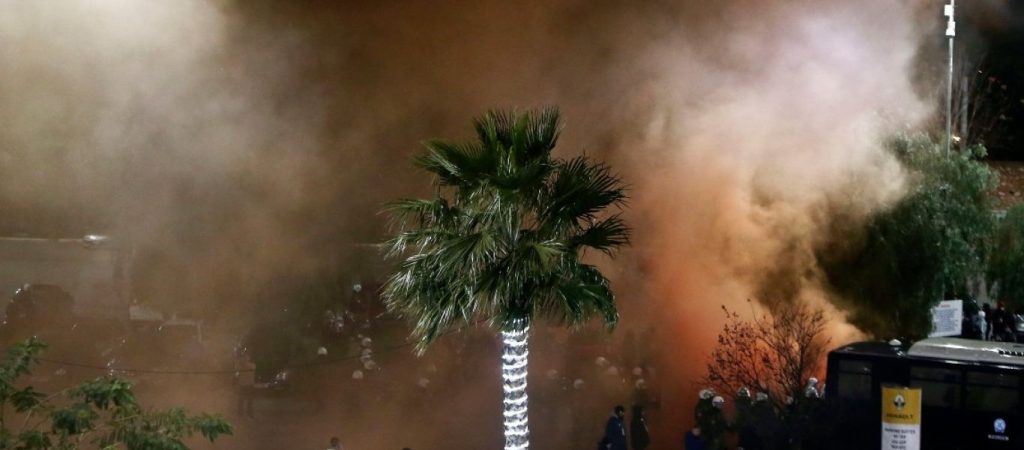 Επεισόδια οπαδών – αστυνομίας έξω από το «Γ.Καραϊσκάκης» πριν το ματς Ολυμπιακός – Άρης (φώτο)