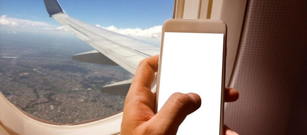 Αυτό πρέπει να κάνετε αμέσως μόλις σας πέσει το κινητό στο αεροπλάνο