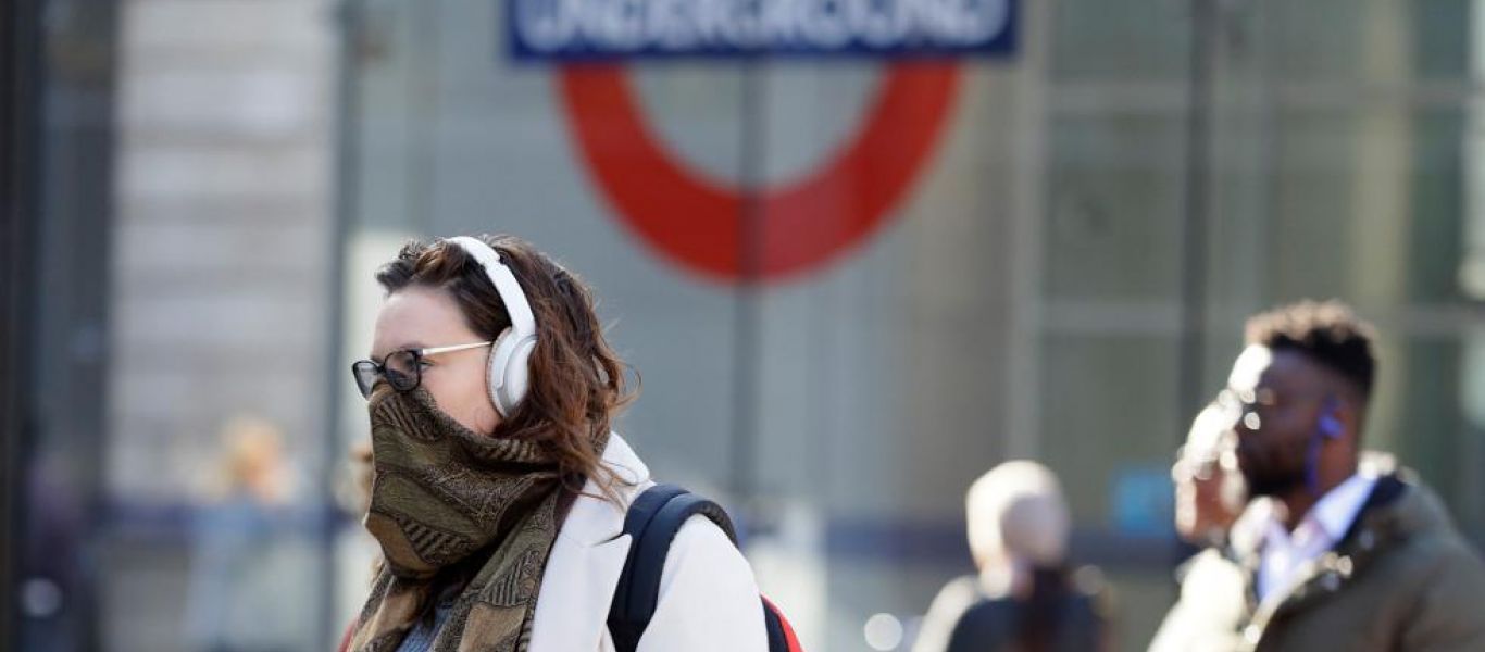 Τους κάνουν πλάκα – Η βρετανική κυβέρνηση επιβάλλει καθημερινά τεστ στους πλήρως εμβολιασμένους ή τρίτη δόση