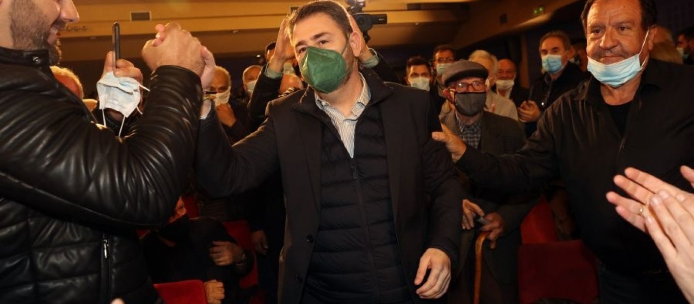 ΚΙΝΑΛ: Με γλυκά και ρακή υποδέχονται τον κόσμο στη Κρήτη – Οι ευχές της μητέρας του Ν.Ανδρουλάκη (βίντεο)