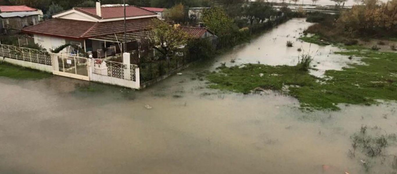 «Πνίγηκε» το επιτελικό κράτος: Απεγκλωβίζουν κατοίκους με βάρκες στη Λαμία – Τεράστιες καταστροφές σε όλη την Ελλάδα