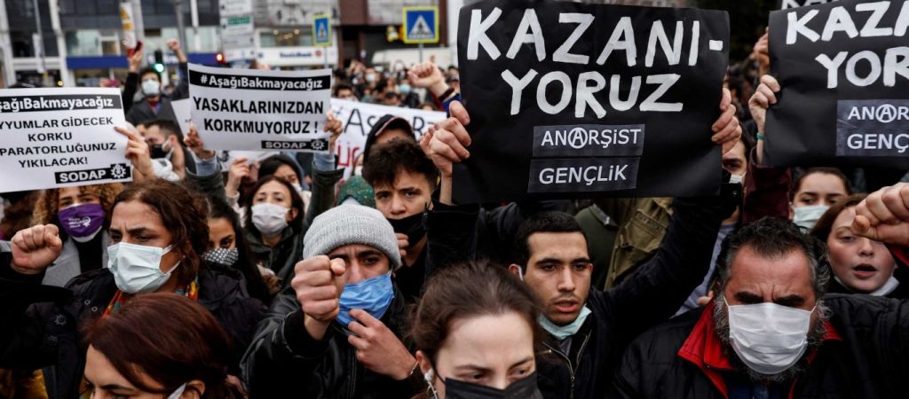 Στους δρόμους οι αγανακτισμένοι Τούρκοι – «Φτωχαίνουμε κάθε μέρα και περισσότερο» (φώτο)