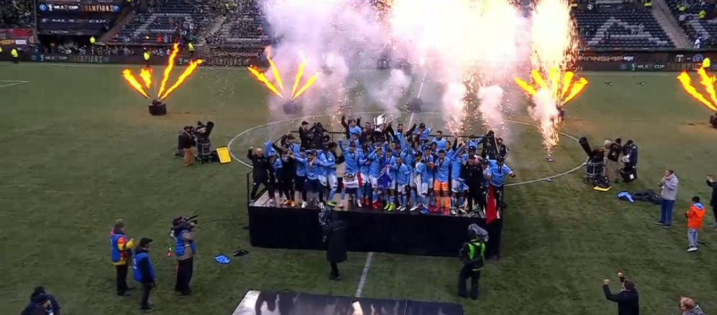 Ξέφυγε η κατάσταση σε ποδοσφαιρικό αγώνα – Παίκτης έφαγε κουτάκι μπύρας στο κεφάλι (φώτο -βίντεο)