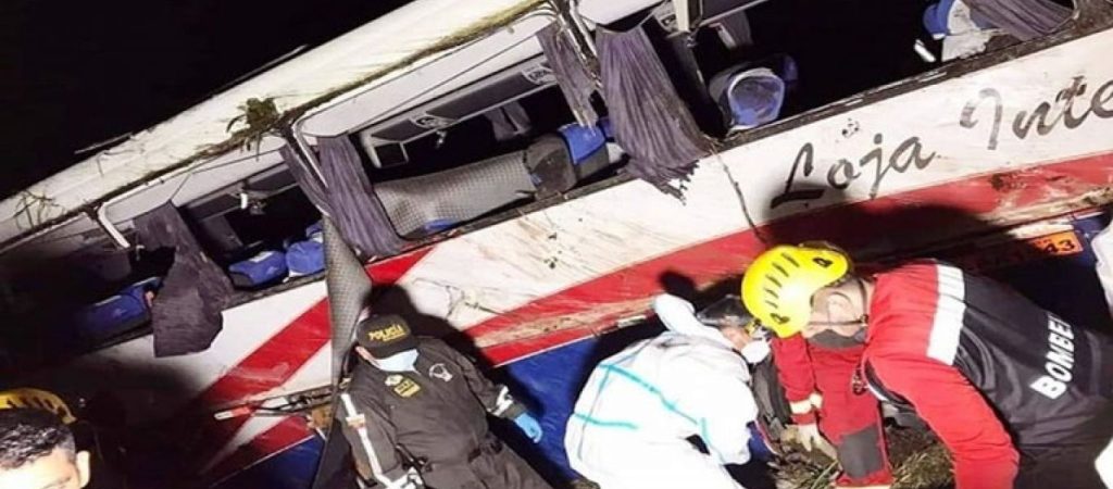 Ισημερινός: Σφοδρό τροχαίο με λεωφορείο – 18 νεκροί και 25 τραυματίες