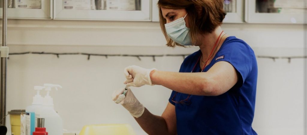 Προς επέκταση η υποχρεωτικότητα του εμβολίου: Οι άνω των 50 ετών παίρνουν σειρά – Ένστολοι και εστίαση ακολουθούν