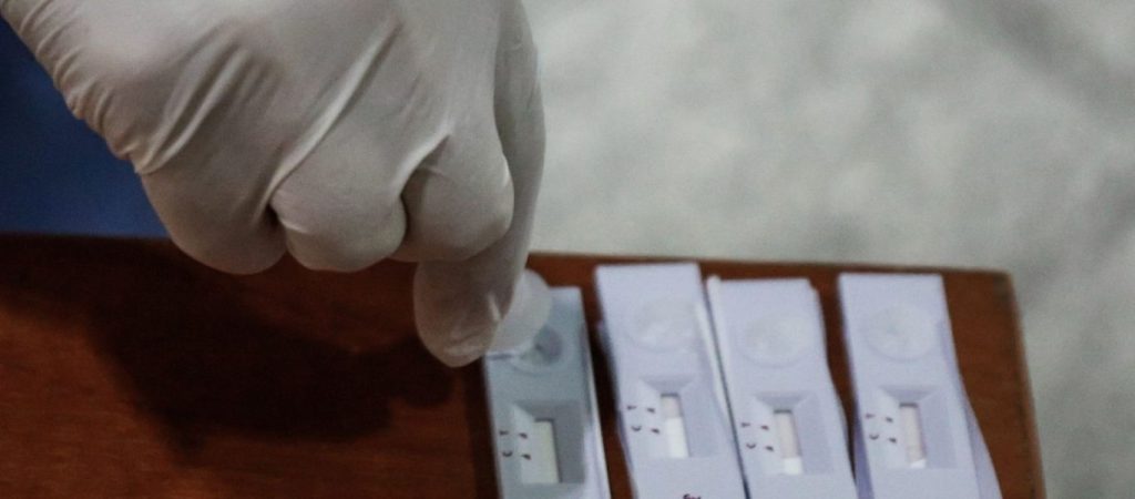 Χαλκίδα: Διαδηλωτές έκαψαν μάσκες και rapid test