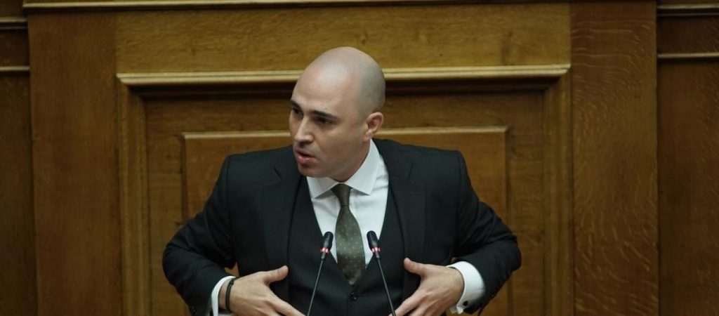 Σκληρές αιχμές από Κ. Μπογδάνο για Ν. Δένδια: Στηρίζει και υποστηρίζει το ΚΚΕ στην βουλή ο δελφίνος