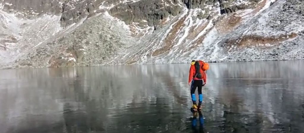 Εντυπωσιακές εικόνες: Περπατώντας πάνω σε μια παγωμένη λίμνη! (βίντεο)